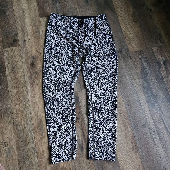 Nike XS Set: Brown Premium Essentials Oversized T-Shirt & Black/White Capri - Picture 6 of 8